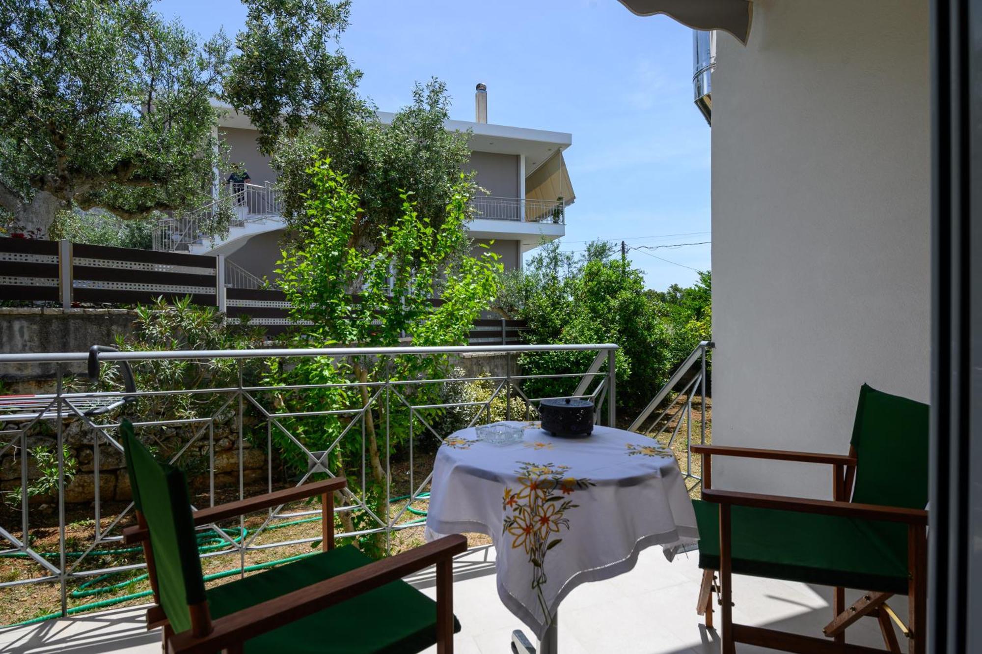 Chic Apartment In Nature, 5-Min Walk To The Beach Kalamáta Buitenkant foto